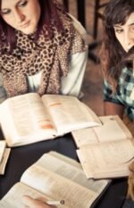 mujeres estudiando la biblia